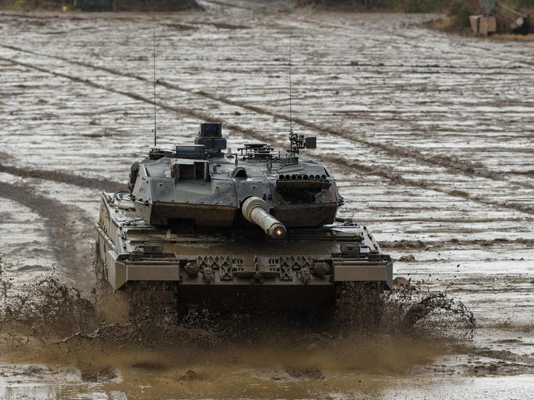 Ein Kampfpanzer der Bundeswehr vom Typ Leopard 2A6 fährt während einer Gefechtsvorführung über den Übungsplatz.