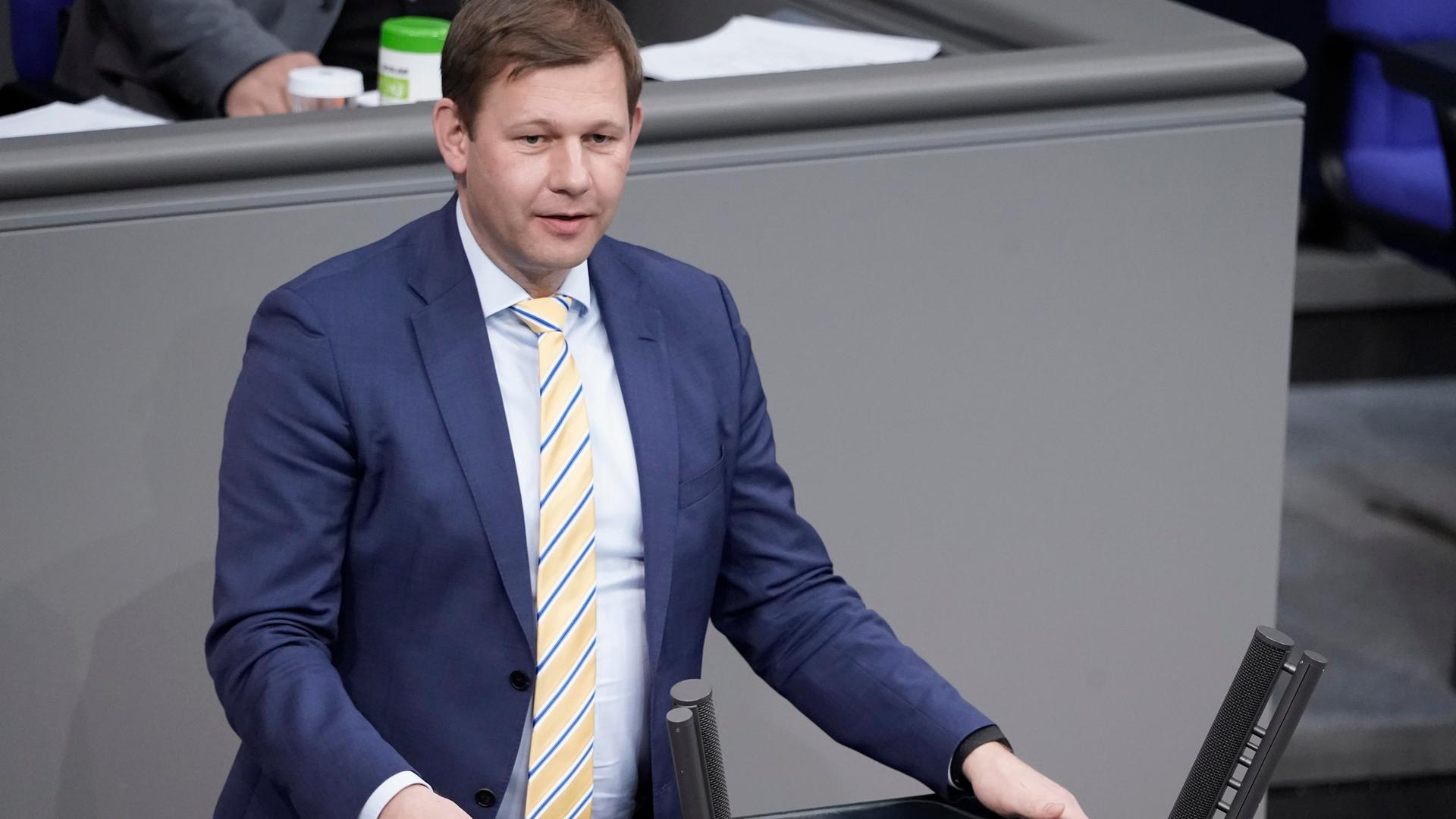 Aktuell,06.04.2022 Berlin, Thomas Erndl von der Partei CDU/CSU im Portrait bei seiner Rede zur Debatte Aktuelle Stunde - Massaker der russischen Truppen an ukrainischen Zivilisten in Butscha bei der 27. Sitzung des Deutschen Bundestag in Berlin Aktuell,06.04.2022 Berlin, Thomas Erndl von der Partei CDU/CSU im Portrait bei seiner Rede zur Debatte Aktuelle Stunde - Massaker der russischen Truppen an ukrainischen Zivilisten in Butscha bei der 27. Sitzung des Deutschen Bundestag in Berlin