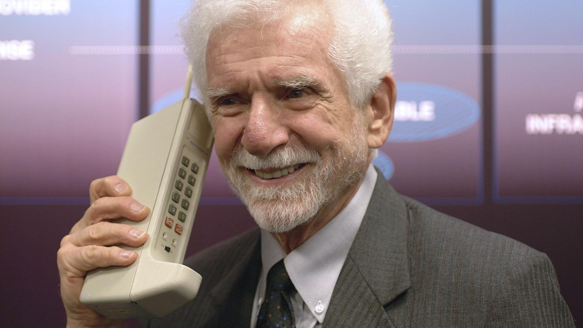 Gilt als Erfinder des Mobiltelefons: Der US-amerikanische Elektroingenieur Martin Cooper hier im Jahr 2009 bei der Verleihung des Prinz-von Asturien-Preises. Gilt als Erfinder des Mobiltelefons: Der US-amerikanische Elektroingenieur Martin Cooper hier im Jahr 2009 bei der Verleihung des Prinz-von Asturien-Preises.