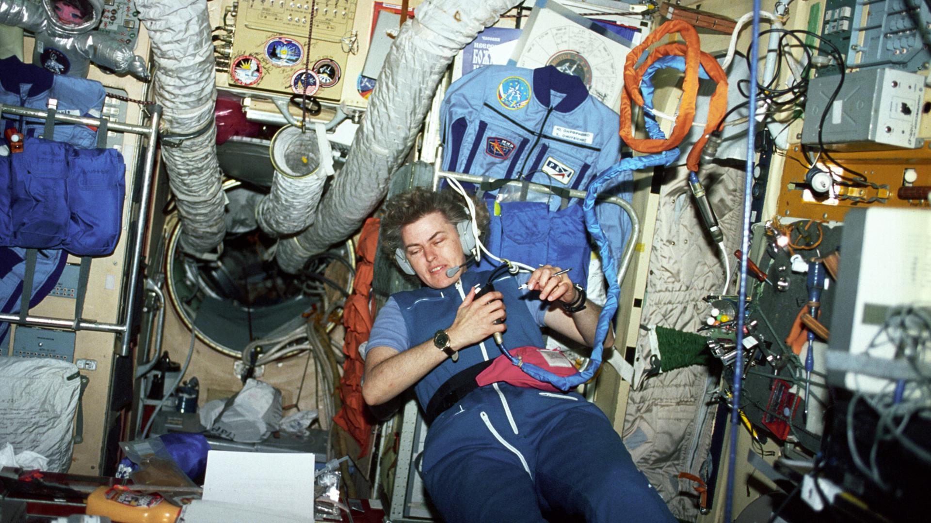 Shannon Lucid in der Schwerelosigkeit auf der russischen Raumstation MIR