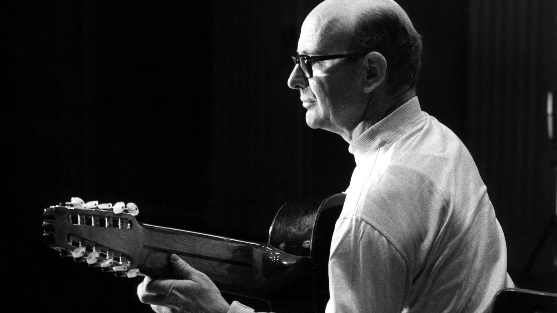 Narciso Yepes mit Gitarre (Aufnahme von 1960) Narciso Yepes mit Gitarre (Aufnahme von 1960)
