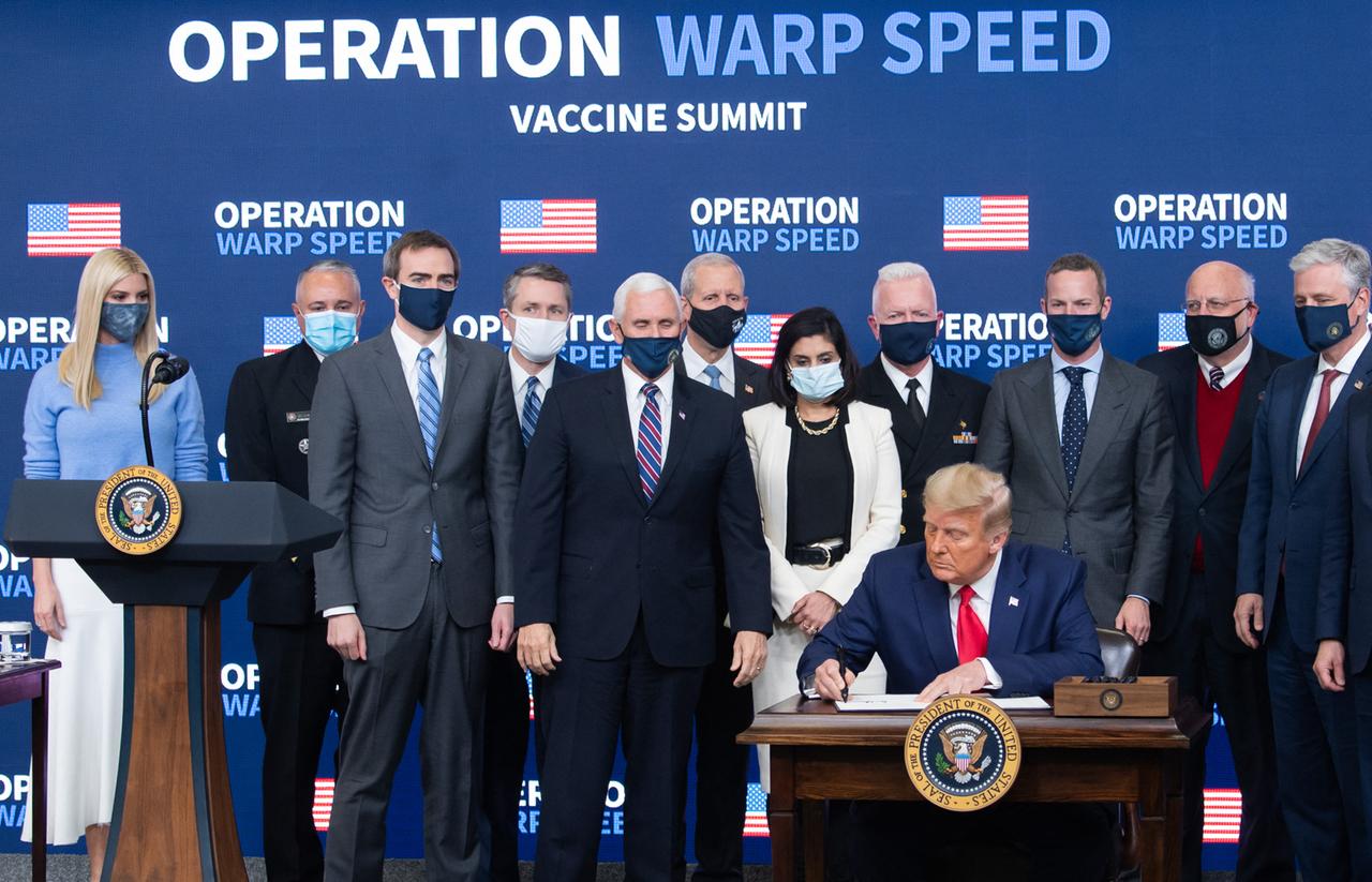 US-Präsident Donald Trump bei einer Feier seiner Warp Speed Vaccine-Initiative zur Entwicklung von Impfstoffen