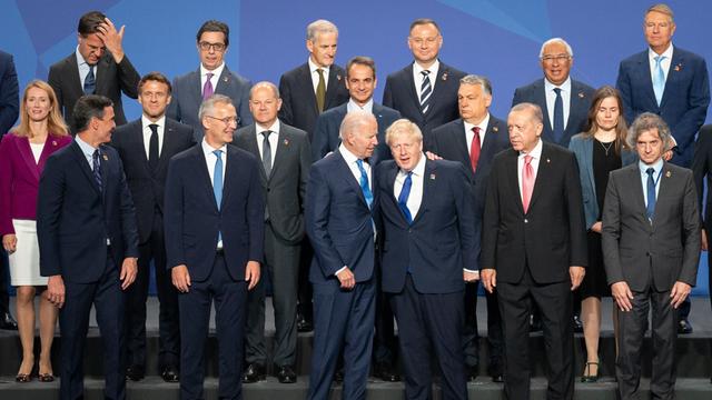 Spanien, Madrid: Boris Johnson (Mitte r), Premierminister von Großbritannien, und Joe Biden (Mitte l), Präsident der USA, stehen während eines Fototermins im Rahmen des Nato-Gipfels neben anderen Staats- und Regierungschefs.