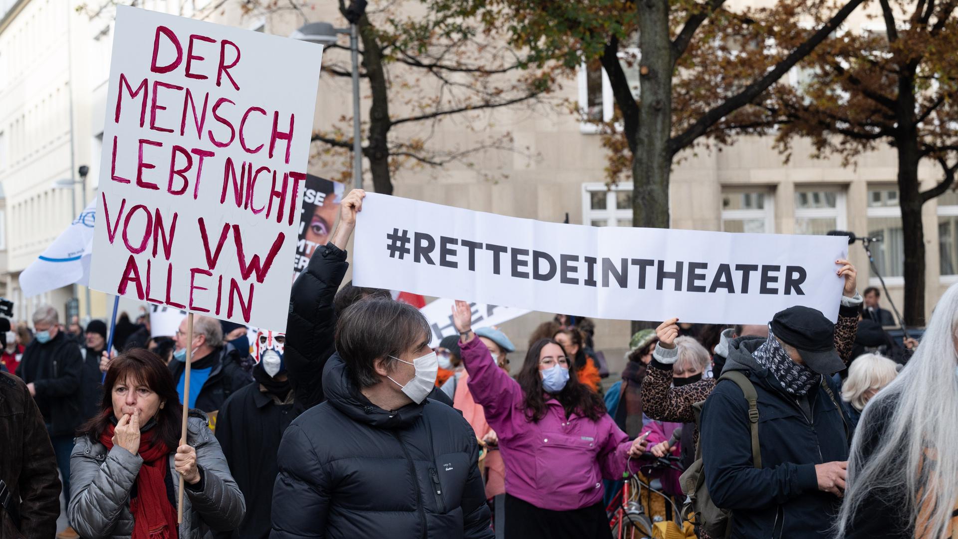 Beschäftigte der Theater in Niedersachsen und weitere Kulturschaffende demonstrieren vor dem Landtag Niedersachsen. Hintergrund der Demonstration ist der Haushaltsplanentwurf der niedersächsischen Landesregierung für 2022/23, den die Beteiligten als Bedrohung für die Kulturlandschaft empfinden.