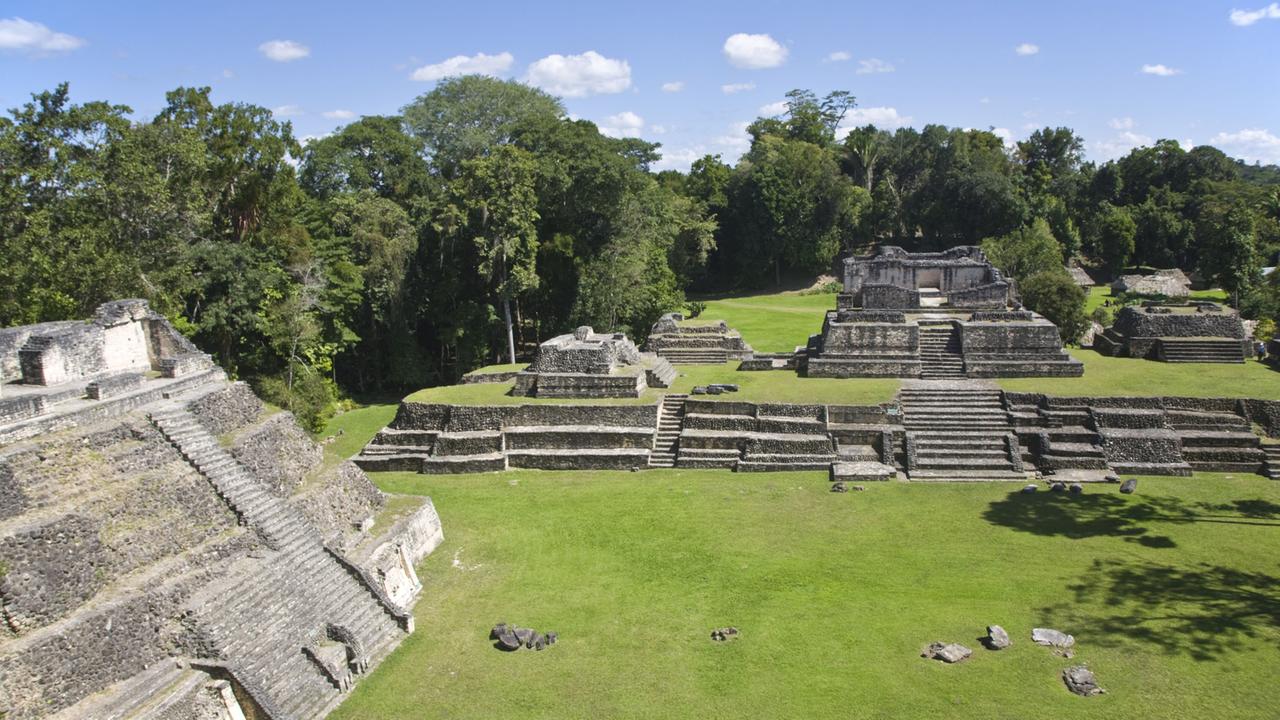 Plaza A, Structure A6 -"Temple of the Wooden Lintel", eines der ältesten Bauwerke in der Maya-Fundstätte Caracol in Belize Plaza A, Structure A6 -"Temple of the Wooden Lintel", eines der ältesten Bauwerke in der Maya-Fundstätte Caracol in Belize
