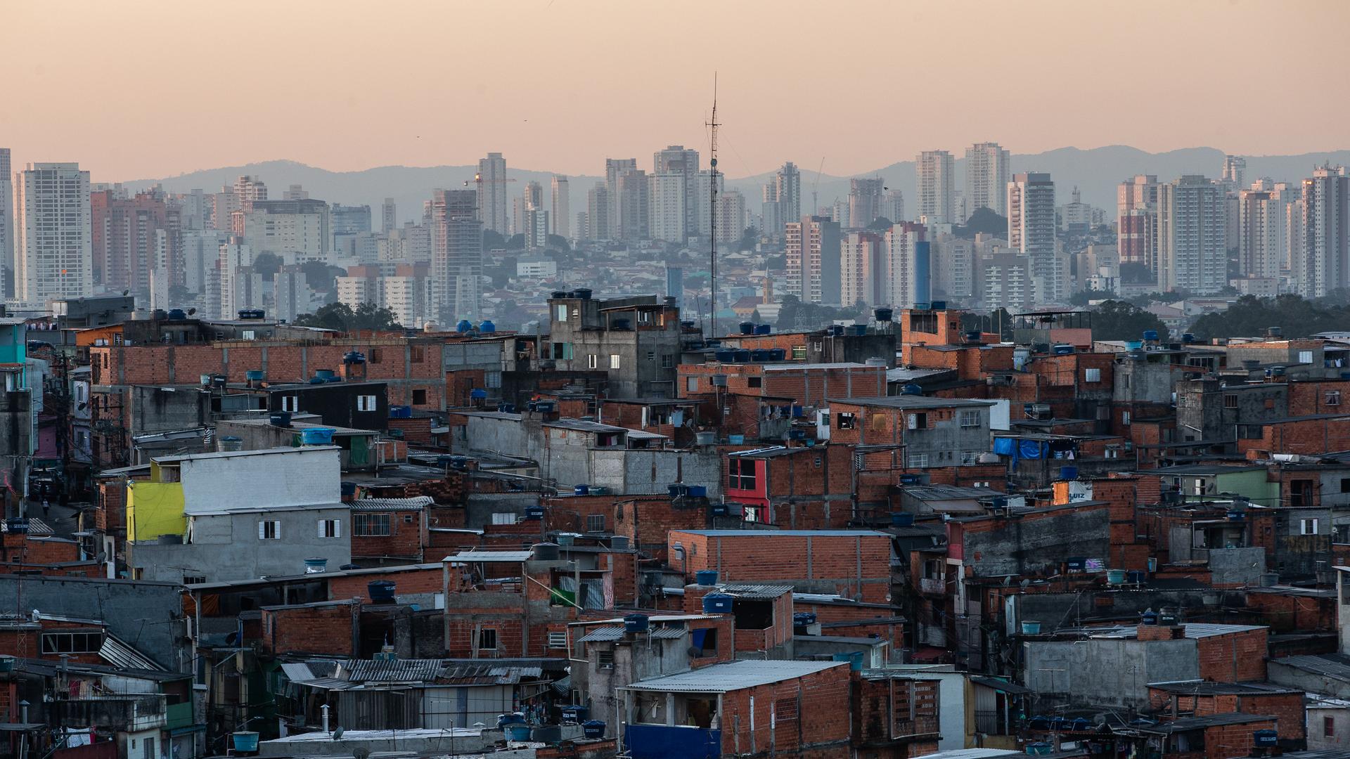 Eine Totale über die Dächer von Heliopolis, eine der größten Favelas mit über 200.000 Einwohnern. Am Horizont sind zahlreiche Hochhäuser aus dem Zentrum von Sao Paulo zu sehen. Eine Totale über die Dächer von Heliopolis, eine der größten Favelas mit über 200.000 Einwohnern. Am Horizont sind zahlreiche Hochhäuser aus dem Zentrum von Sao Paulo zu sehen.