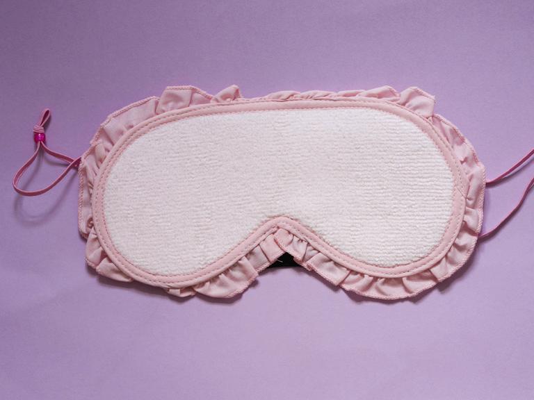 Eine rosa retro Schlafmaske.