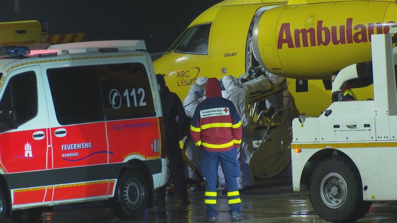 Ein Corona-Intensivpatienten aus Bayern wird am Hamburger Flughafen aus einer Maschine des ADAC gebracht. Ein Corona-Intensivpatienten aus Bayern wird am Hamburger Flughafen aus einer Maschine des ADAC gebracht.