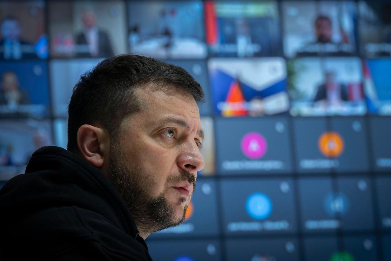 Der ukrainische Präsident Wolodymyr Selenskyi, links, hält eine Rede während eines Online-Gipfels per Videolink mit dem Internationalen Olympischen Komitee im Mariyinsky-Palast Der ukrainische Präsident Wolodymyr Selenskyi, links, hält eine Rede während eines Online-Gipfels per Videolink mit dem Internationalen Olympischen Komitee im Mariyinsky-Palast