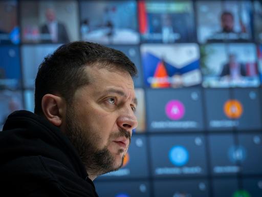 Der ukrainische Präsident Wolodymyr Selenskyi, links, hält eine Rede während eines Online-Gipfels per Videolink mit dem Internationalen Olympischen Komitee im Mariyinsky-Palast