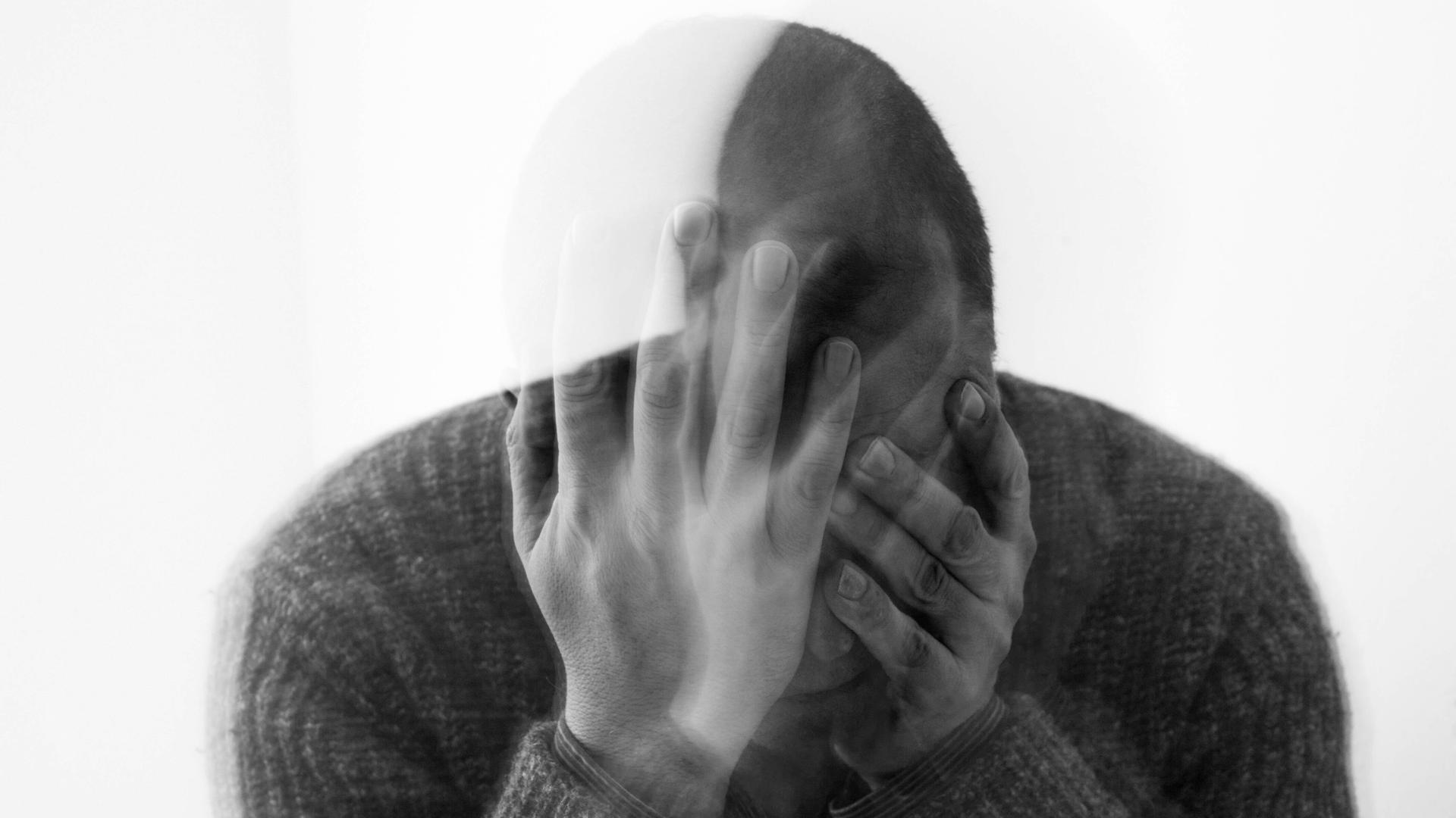 Alles verschwommen, grau und trüb: Ein mittelalter Mann mit schütterem Haar stützt den Kopf in seine Hände. So wie auf einem Symbolbild fühlt sich für viele Betroffene Depression an. Alles verschwommen, grau und trüb: Ein mittelalter Mann mit schütterem Haar stützt den Kopf in seine Hände. So wie auf einem Symbolbild fühlt sich für viele Betroffene Depression an.