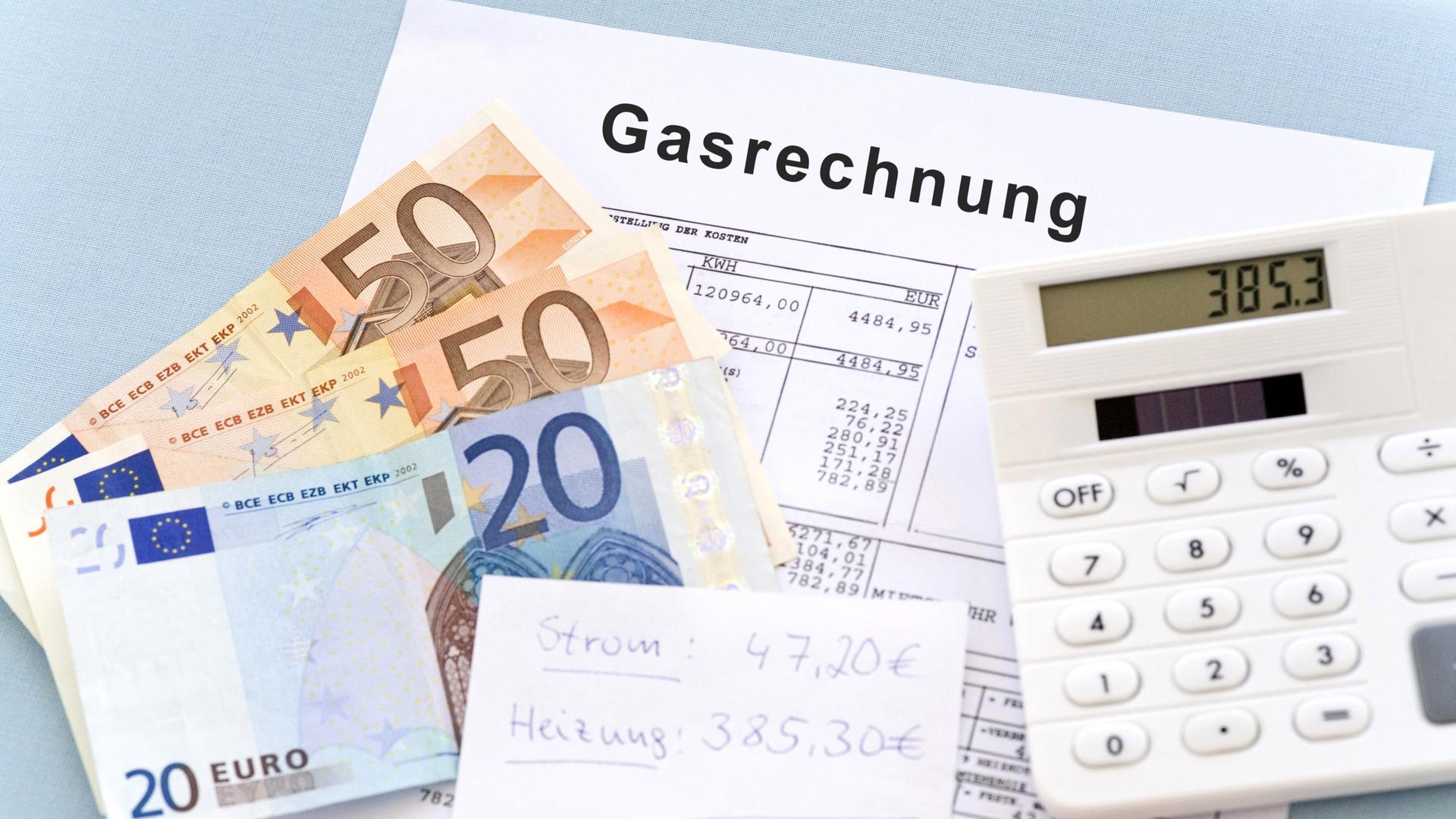 Die rasant gestiegenen Gas-Preise könnten in einem neuen Verfahren über eine Umlage auf alle Verbraucher gleichmäßig verteilt werden Die rasant gestiegenen Gas-Preise könnten in einem neuen Verfahren über eine Umlage auf alle Verbraucher gleichmäßig verteilt werden