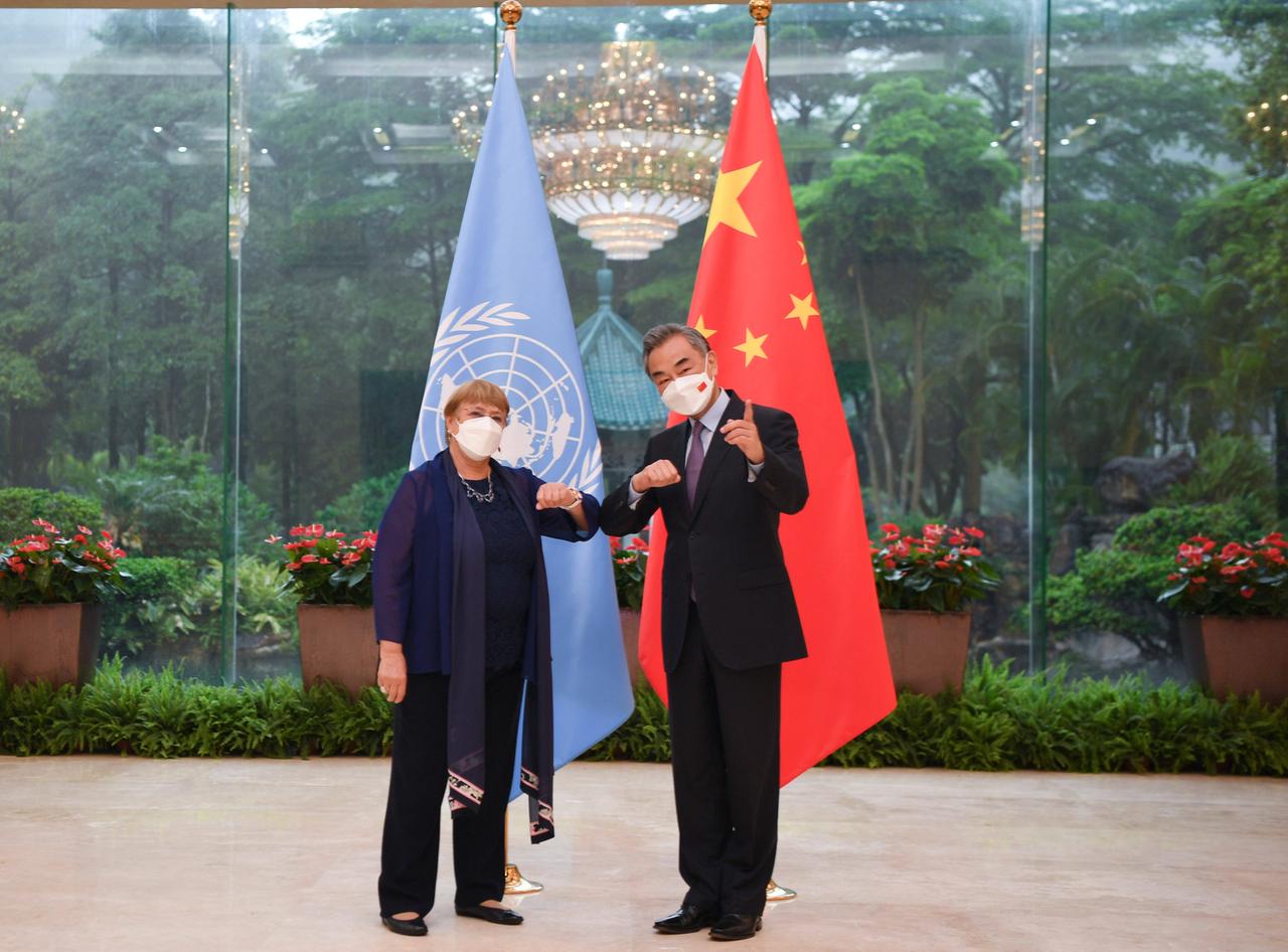 Michelle Bachelet steht links neben Wang Yi vor einer UN- und einer chinesischen Flagge. Michelle Bachelet steht links neben Wang Yi vor einer UN- und einer chinesischen Flagge.