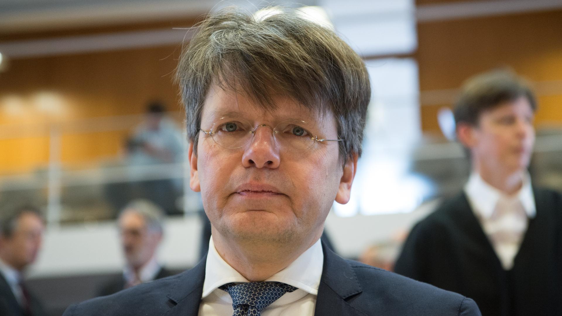 Rechtswissenschaftler Christoph Möllers sitzt am 02.03.2016 zu Beginn der Fortsetzung der mündlichen Verhandlung über ein Verbot der rechtsextremen NPD in Karlsruhe (Baden-Württemberg) an seinem Platz. Rechtswissenschaftler Christoph Möllers sitzt am 02.03.2016 zu Beginn der Fortsetzung der mündlichen Verhandlung über ein Verbot der rechtsextremen NPD in Karlsruhe (Baden-Württemberg) an seinem Platz.