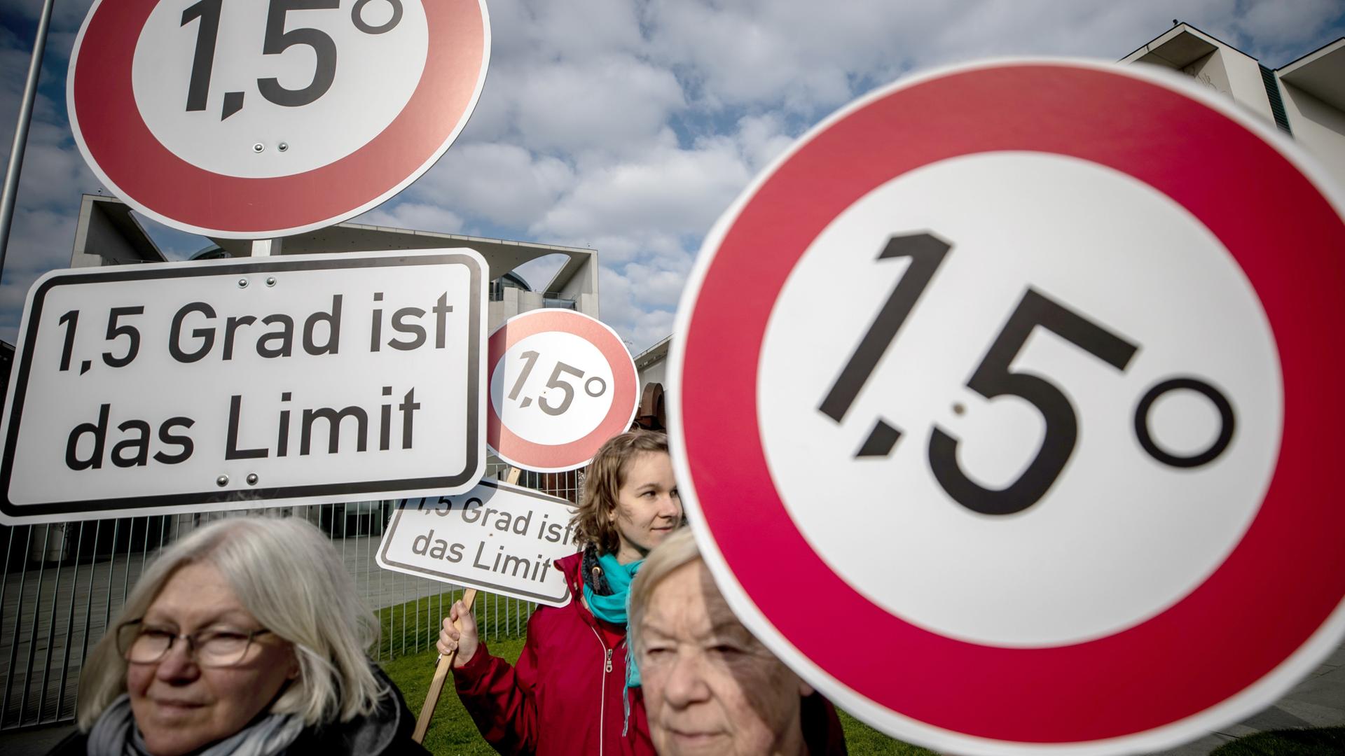 Demonstration vor dem Kanzleramt in Berlin: Mehrere Frauen halten Schilder, auf denen die Einhaltung des 1,5-Grad-Klima-Ziels gefordert wird. Demonstration vor dem Kanzleramt in Berlin: Mehrere Frauen halten Schilder, auf denen die Einhaltung des 1,5-Grad-Klima-Ziels gefordert wird.