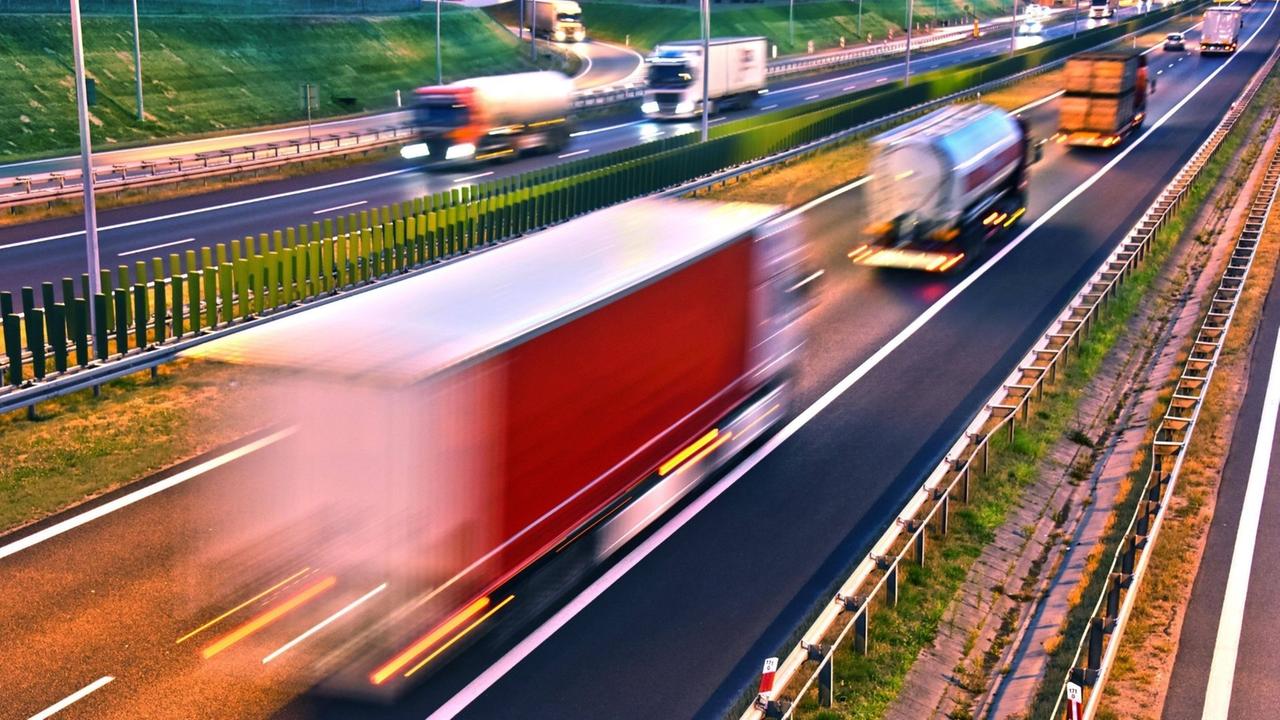 Lkws auf vierspuriger Autobahn Lkws auf vierspuriger Autobahn