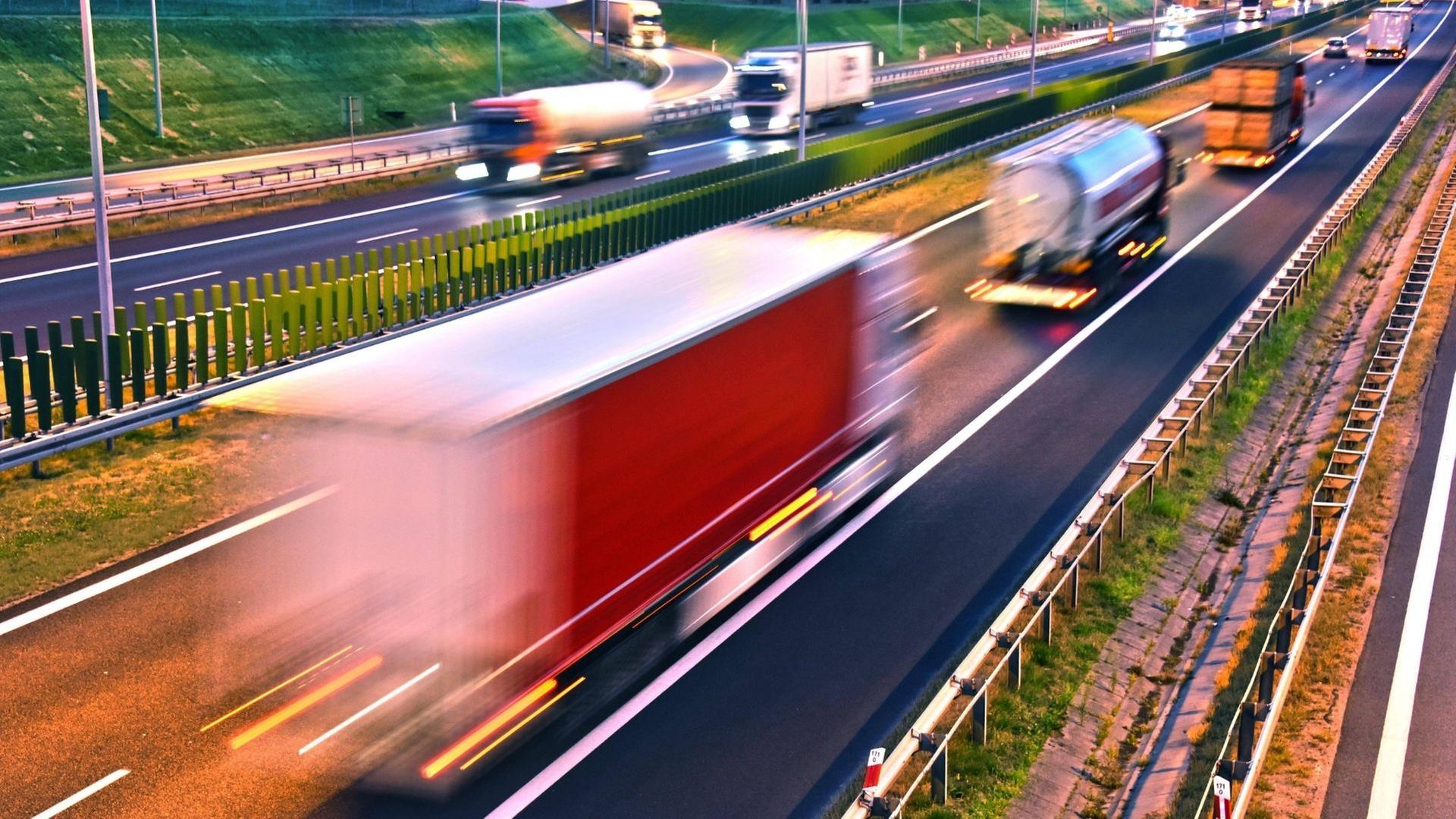 Lkws auf vierspuriger Autobahn Lkws auf vierspuriger Autobahn