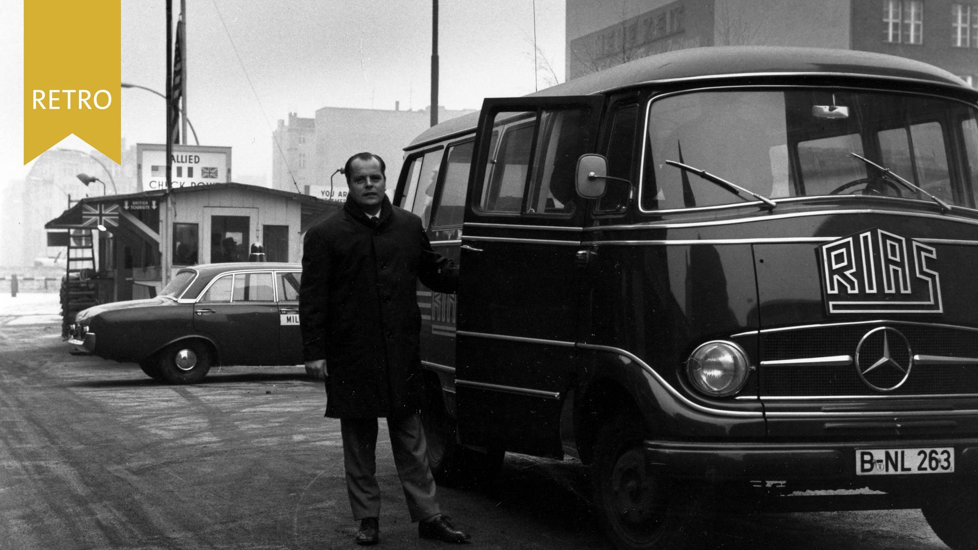 RIAS-Reporter Jürgen Graf mit Übertragungswagen am Checkpoint Charly, 1963