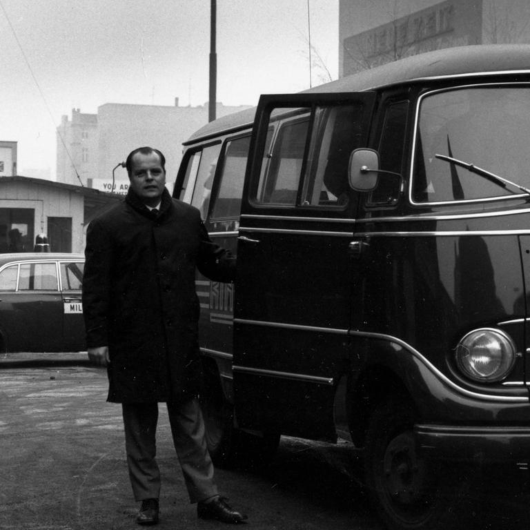 RIAS-Reporter Jürgen Graf mit Übertragungswagen am Checkpoint Charly, 1963