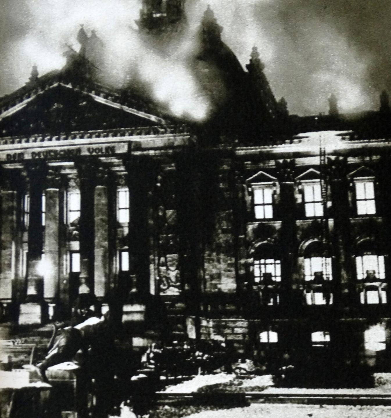 Das Reichstagsgebäude steht am 27. Februar 1933 in Flammen.