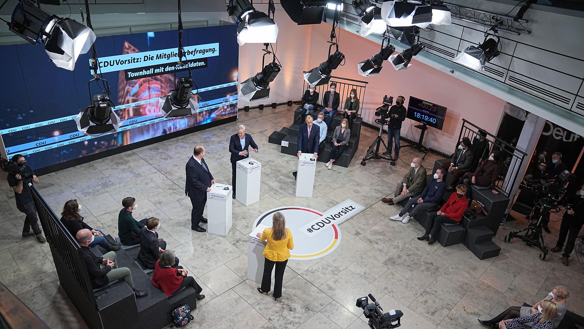 Friedrich Merz (M r-l), Norbert Röttgen und Helge Braun, die drei Kandidaten für den CDU Vorsitz, stellen sich in einer Veranstaltung im Konrad-Adenauer-Haus den Fragen der Parteimitglieder Friedrich Merz (M r-l), Norbert Röttgen und Helge Braun, die drei Kandidaten für den CDU Vorsitz, stellen sich in einer Veranstaltung im Konrad-Adenauer-Haus den Fragen der Parteimitglieder