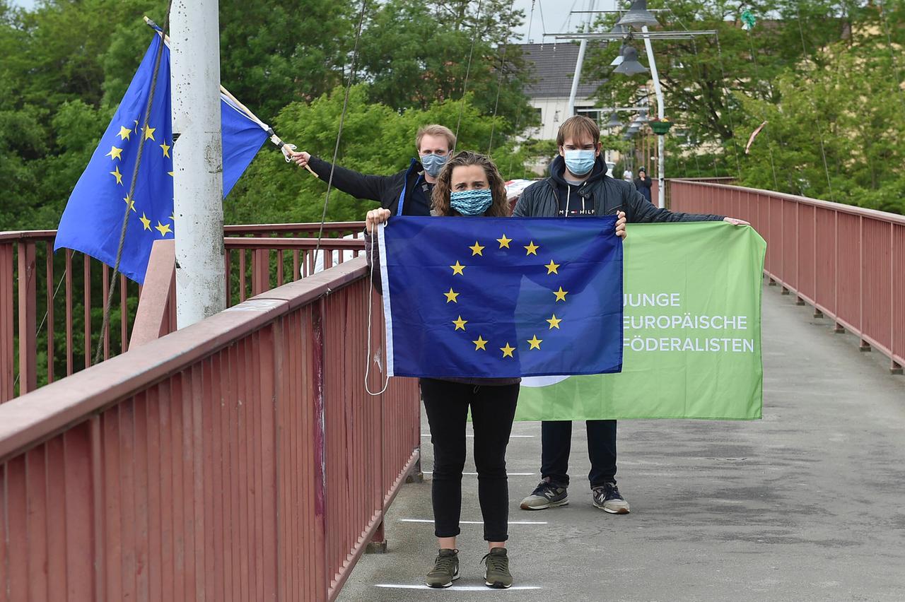 Eine Kundgebung unter dem Motto Für die Deutsch-Französische Freundschaft an der Freundschaftsbrücke in Kleinblittersdorf findet am Samstag 09.05.2020 statt. Eine Kundgebung unter dem Motto Für die Deutsch-Französische Freundschaft an der Freundschaftsbrücke in Kleinblittersdorf findet am Samstag 09.05.2020 statt.