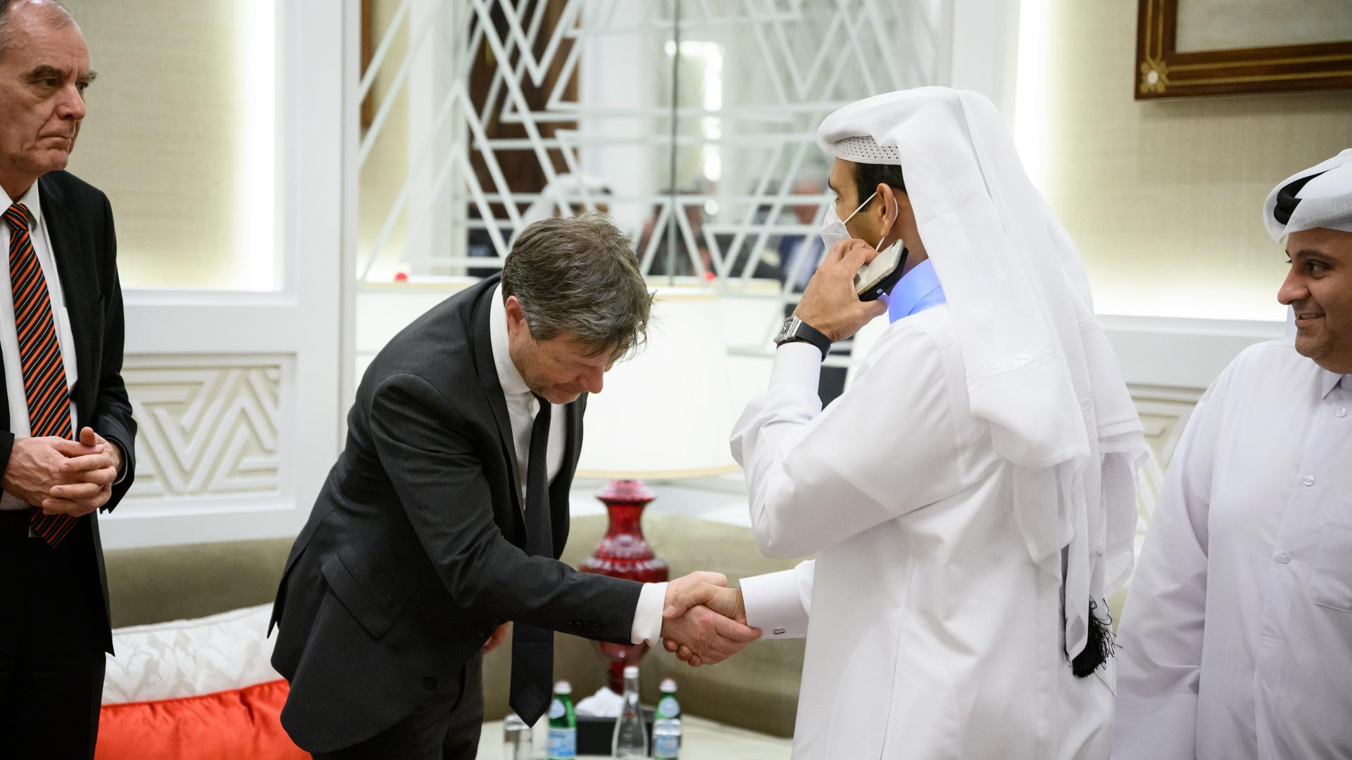 Robert Habeck schüttelt dem Energie-Minister von Katar die Hand.