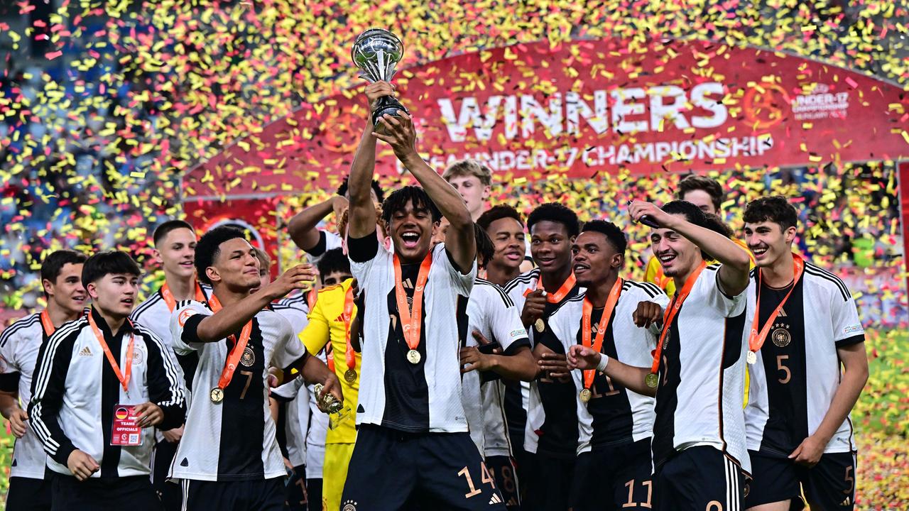 Deutsche U17-Team jubelt mit dem Pokal.