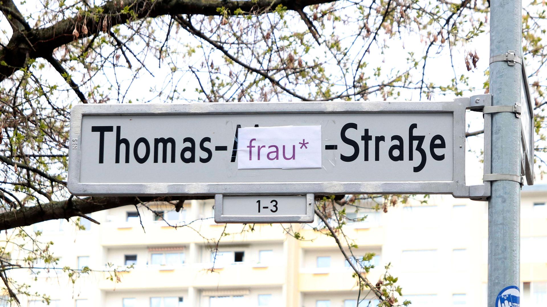 Unbekannte haben das Straßenschild Thomas-Mann-Straße überklebt mit einem Sticker "Frau" im Prenzlauer Berg. (Symbolbild) Unbekannte haben das Straßenschild Thomas-Mann-Straße überklebt mit einem Sticker "Frau" im Prenzlauer Berg. (Symbolbild)