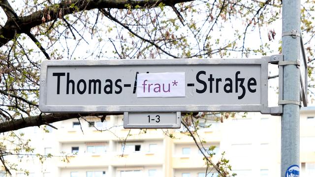 Unbekannte haben das Straßenschild Thomas-Mann-Straße überklebt mit einem Sticker "Frau" im Prenzlauer Berg. (Symbolbild)