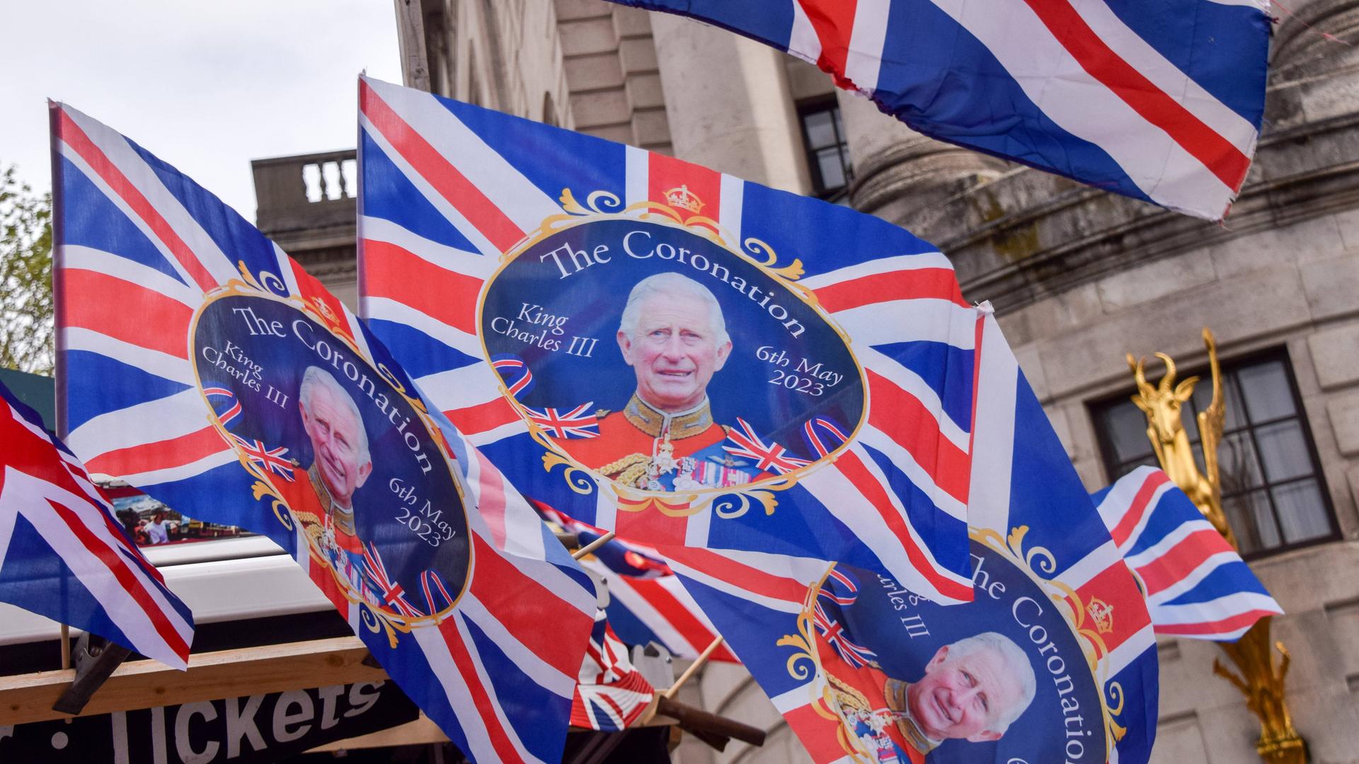 Flaggen mit dem Union Jack, dem Symbol Großbritanniens und einem Porträt des neuen englischen Königs Charles III.