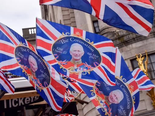Flaggen mit dem Union Jack, dem Symbol Großbritanniens und einem Porträt des neuen englischen Königs Charles III.