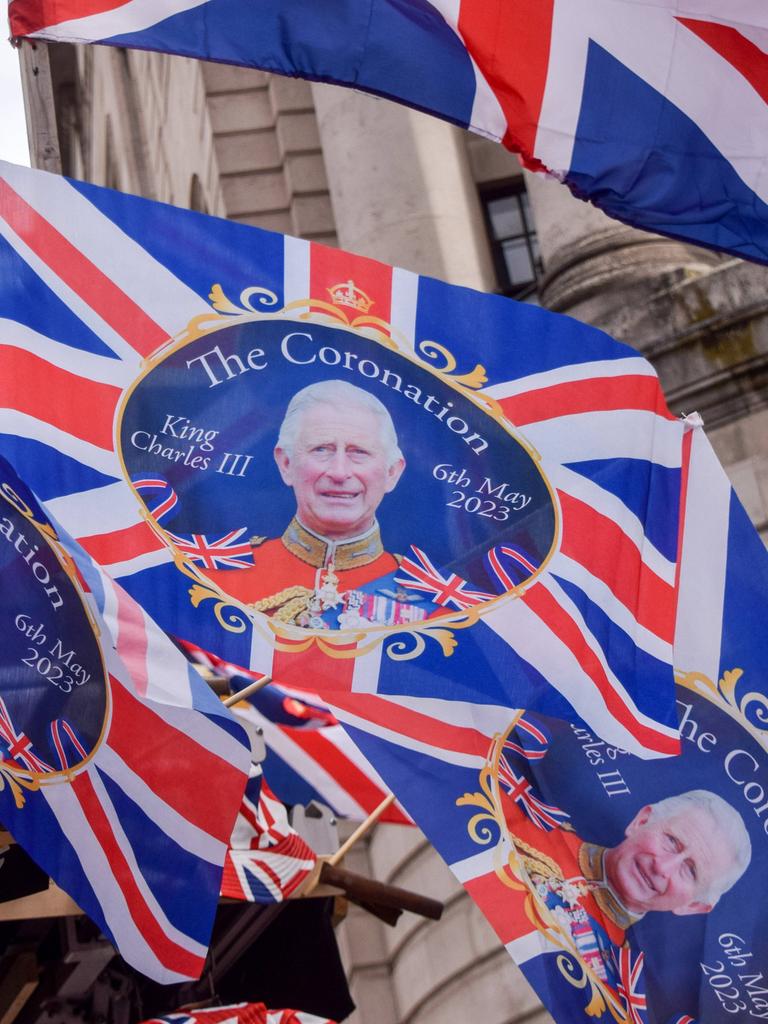 Flaggen mit dem Union Jack, dem Symbol Großbritanniens und einem Porträt des neuen englischen Königs Charles III.