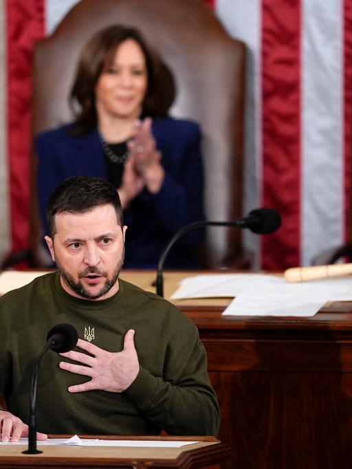 Der ukrainische Präsident Wolodymyr Selenskyj spricht im US-Kongress. Hinter ihm US-Vizepräsidentin Kamala Harris und Nancy Pelosi, Sprecherin des Repräsentantenhauses