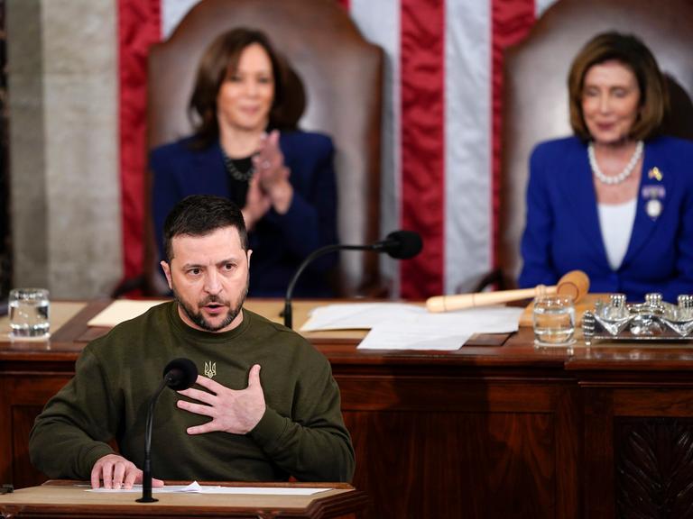 Der ukrainische Präsident Wolodymyr Selenskyj spricht im US-Kongress. Hinter ihm US-Vizepräsidentin Kamala Harris und Nancy Pelosi, Sprecherin des Repräsentantenhauses