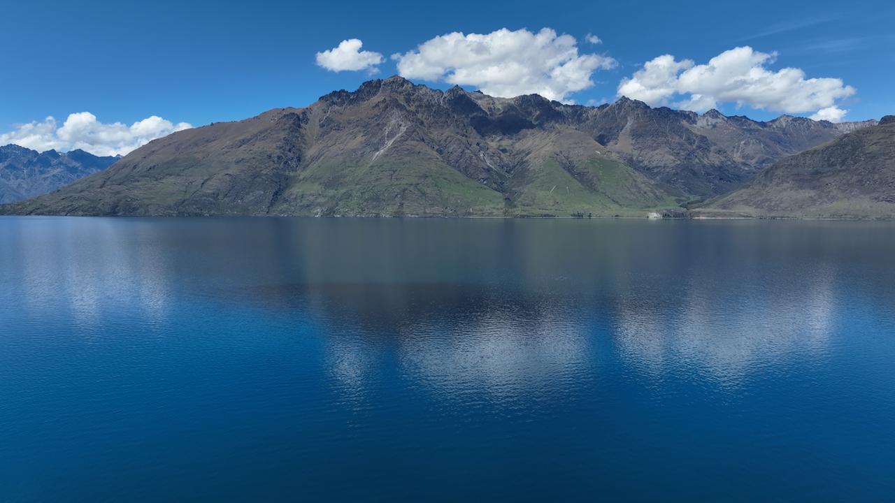 Eine Halbinsel erstreckt sich in ein strahlend blaues Meer. Eine Halbinsel erstreckt sich in ein strahlend blaues Meer.