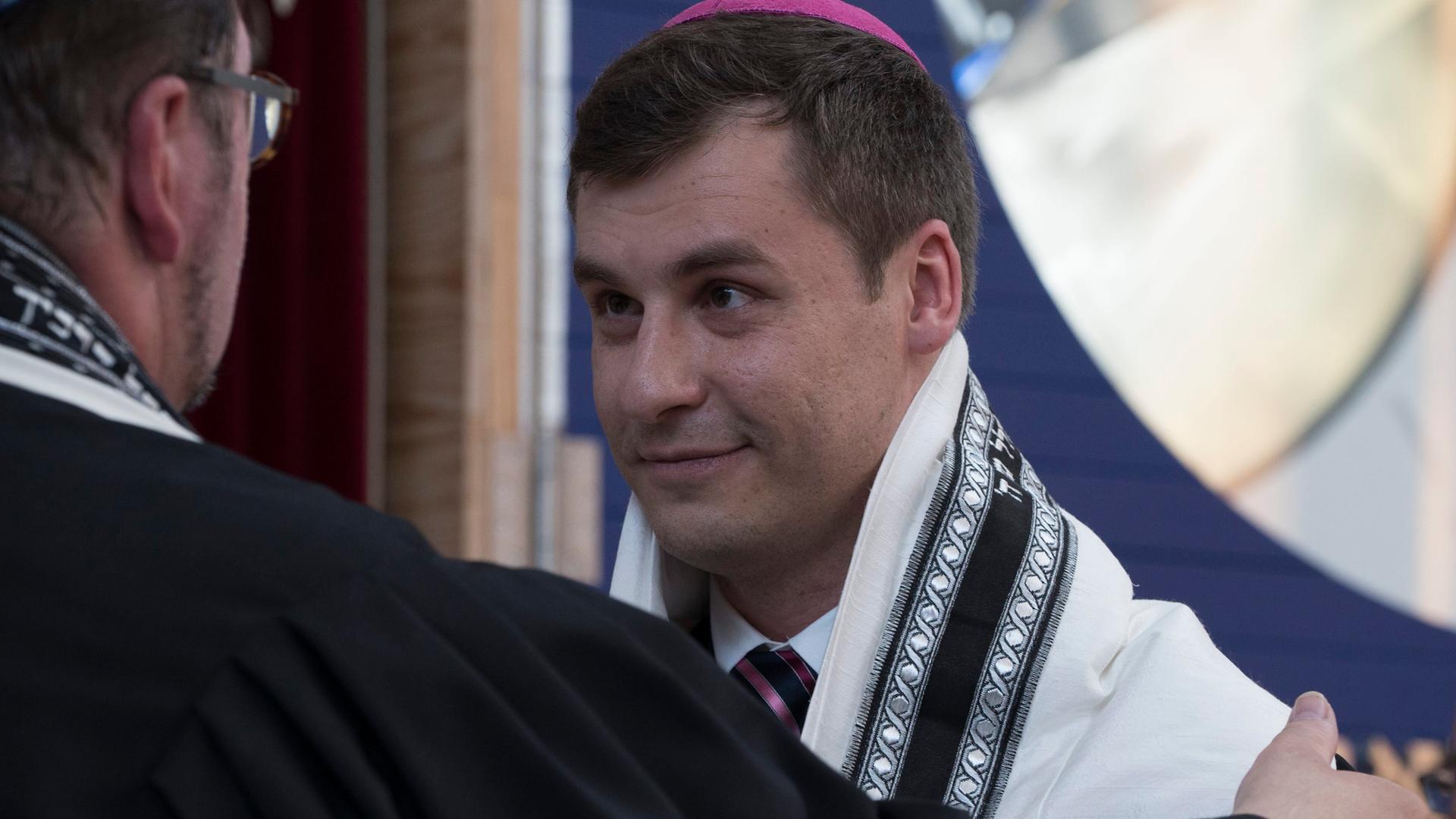 Rabbiner Alexander Grodensky, Absolvent des Abraham Geiger Kollegs an der Universität Potsdam, nimmt seine Ordinationsurkunde in der Synagoge Beit Tikwa in Bielefeld entgegen (Aufnahme vom 31.8.2015).