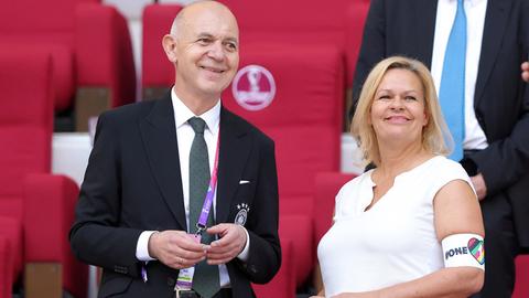 DFB-Präsident Bernd Neuendorf (l.), Innenministerin Nancy Faeser im Khalifa International Stadium in Doha während der Fußball-Weltmeisterschaft in Katar