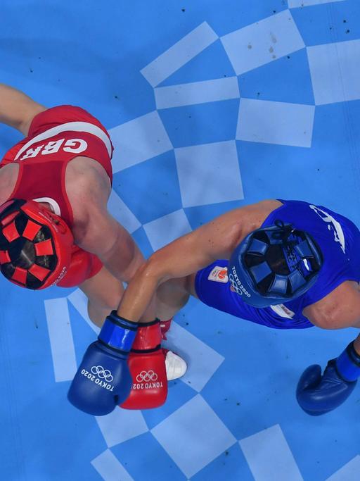 210806 -- TOKYO, Aug. 6, 2021 -- Lauren Price(rotes Trikot / Großbritannien) kämpft bei den Olympischen Spiele in Tokio gegen Nouchka Fontijn (Niederlande) 