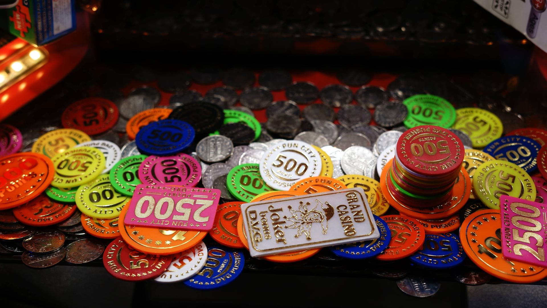 Casinoships und Münzen im Spielautomaten Casinoships und Münzen im Spielautomaten