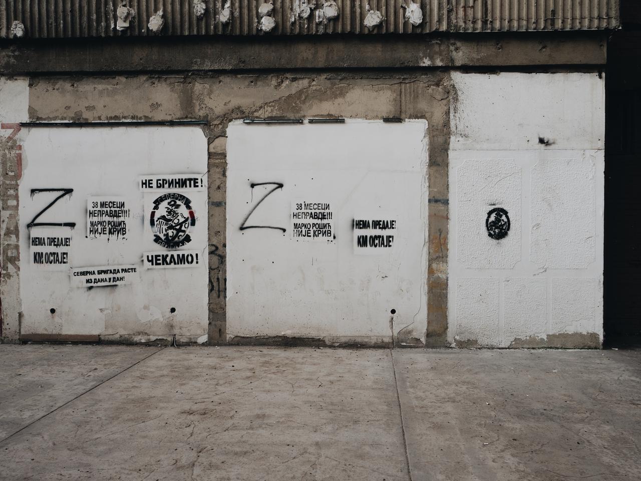 Das Symbol "Z" an der einer Hauswand in Mitrovica, das Symbol von Putins Anhängern im Angriffskrieg auf die Ukraine. Das Symbol "Z" an der einer Hauswand in Mitrovica, das Symbol von Putins Anhängern im Angriffskrieg auf die Ukraine.