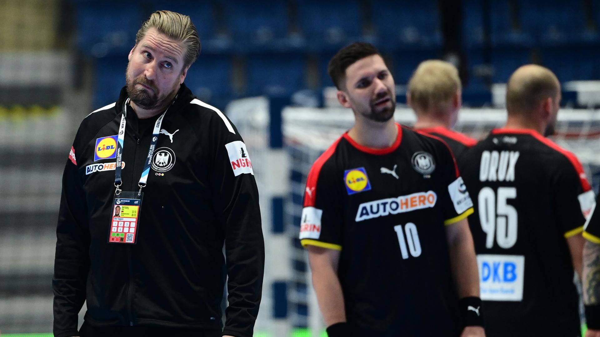 Deutsche Handballer schauen bedrückt nach einer Niederlage. Deutsche Handballer schauen bedrückt nach einer Niederlage.