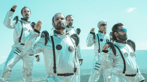 Die Band "Nanowar of Steel" posiert in Kleidung, die an Raumanzüge erinnert.