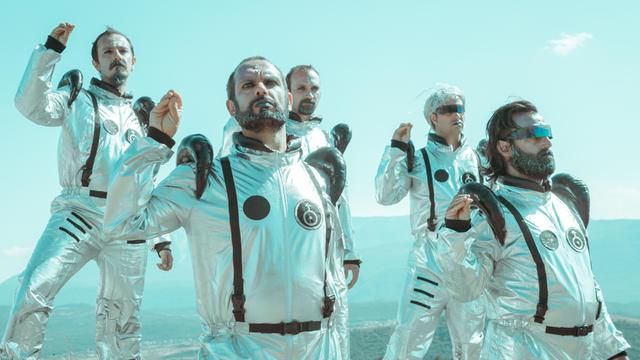 Die Band "Nanowar of Steel" posiert in Kleidung, die an Raumanzüge erinnert.