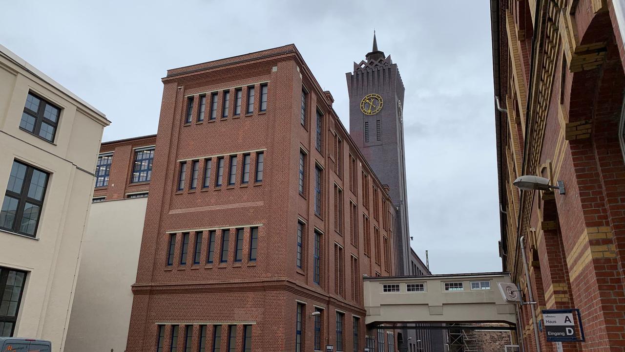 Der Wirkbau in Chemnitz, Hauptsitz des Start-ups Staffbase. Der symbolträchtige Ort der deutschen Industriegeschichte erinnert mit dem 60 Meter hohen Uhrturm der ehemaligen Spinnereimaschinenfabrik an die Zeit, als Chemnitz Zentrum der industriellen Revolution war. 