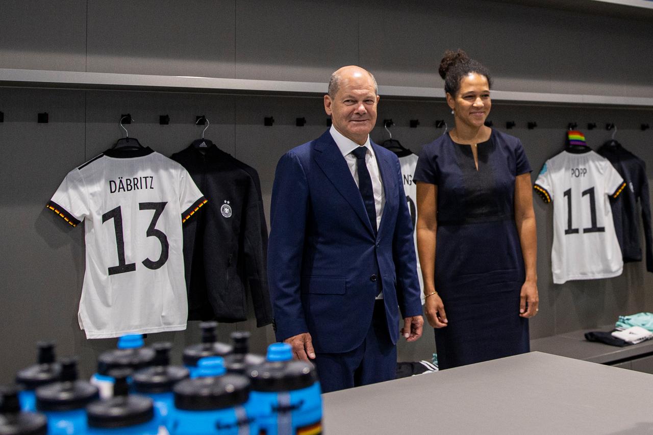 Bundeskanzler Olaf Scholz (SPD) unterhält sich bei seinem Rundgang auf dem DFB-Campus mit der DFB-Vizepräsidentin für Gleichstellung und Diversität, Celia Sasic. Bundeskanzler Olaf Scholz (SPD) unterhält sich bei seinem Rundgang auf dem DFB-Campus mit der DFB-Vizepräsidentin für Gleichstellung und Diversität, Celia Sasic.