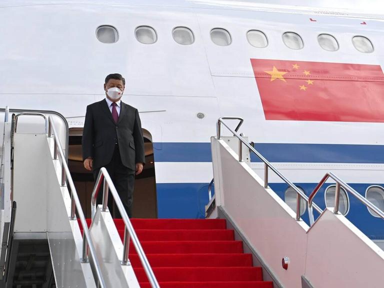 Chinas Präsident Xi Jinping kommt in Kasachstan am Flughahfen an