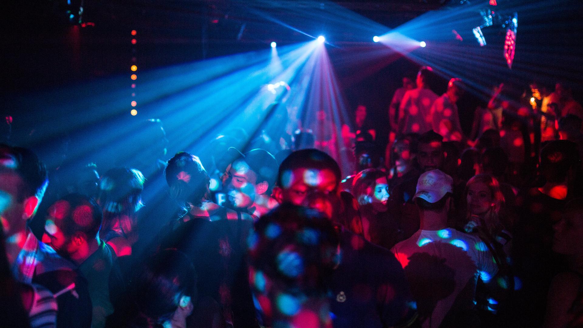 Menschen feiern am 28.08.2016 auf dem RAW-Gelände in Berlin auf dem Dancefloor im Club Cassiopeia. Menschen feiern am 28.08.2016 auf dem RAW-Gelände in Berlin auf dem Dancefloor im Club Cassiopeia.