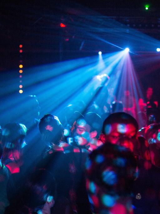 Menschen feiern am 28.08.2016 auf dem RAW-Gelände in Berlin  auf dem Dancefloor im Club Cassiopeia. 