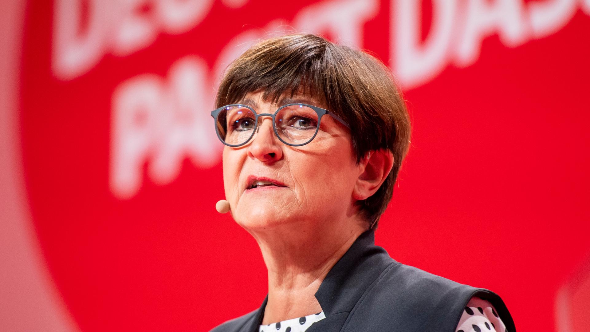 Saskia Esken spricht vor einer roten Wand. Saskia Esken spricht vor einer roten Wand.